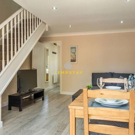 슬라우 Cosy 2 Bed & Free Parking. Near Heathrow/Pinewood 빌라 외부 사진