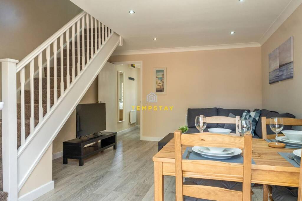 슬라우 Cosy 2 Bed & Free Parking. Near Heathrow/Pinewood 빌라 외부 사진