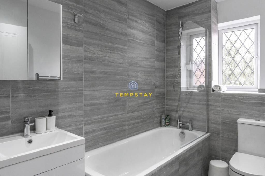 슬라우 Cosy 2 Bed & Free Parking. Near Heathrow/Pinewood 빌라 외부 사진